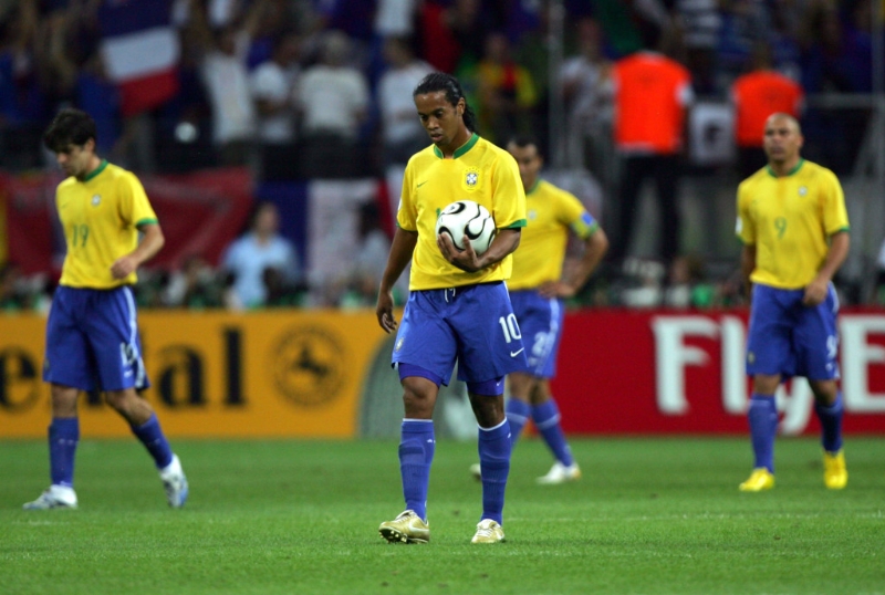 ○六年德國世界盃八強,由朗拿度、朗拿甸奴和卡卡領軍的巴西,硬撼法國。高盧雄雞於下半場靠亨利接應施丹的自由球射入,一箭定江山小勝1:0。AP資料圖片