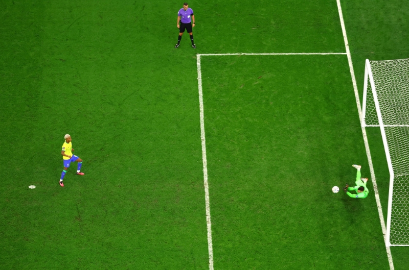 二二年卡塔爾世界盃八強,巴西與克羅地亞在法定時間互交白卷後,加時上半場完場前由尼馬破僵局。可是他們於加時完場前被敵鋒般奴柏高域扳平1:1,互射十二碼又有翼鋒洛迪高高斯及中堅馬昆奴斯哥利亞射失,以2:4敗陣。Reuters