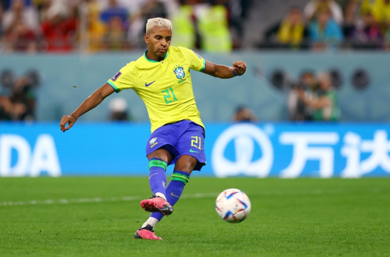 二二年卡塔爾世界盃八強,巴西與克羅地亞在法定時間互交白卷後,加時上半場完場前由尼馬破僵局。可是他們於加時完場前被敵鋒般奴柏高域扳平1:1,互射十二碼又有翼鋒洛迪高高斯及中堅馬昆奴斯哥利亞射失,以2:4敗陣。Reuters