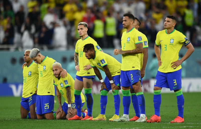 二二年卡塔爾世界盃八強,巴西與克羅地亞在法定時間互交白卷後,加時上半場完場前由尼馬破僵局。可是他們於加時完場前被敵鋒般奴柏高域扳平1:1,互射十二碼又有翼鋒洛迪高高斯及中堅馬昆奴斯哥利亞射失,以2:4敗陣。Reuters