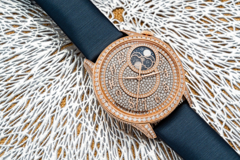 江诗丹顿&Eacute;g&eacute;rie moon phase diamond-paved，2点位月相的设计巧心思，高挂在蓝色夜空是以贝母制造的月亮，而云朵则以磨砂蓝宝石制成半透明状，令底下的夜空和月亮若隐若现，更添浪漫感觉。 $625,000