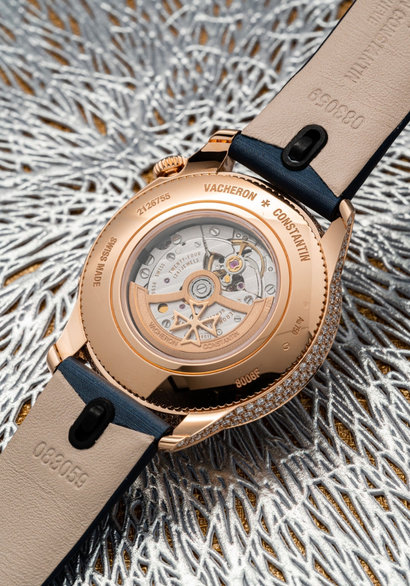 37mm粉红金表壳，搭载Cal. 1088 L自动机芯。 随表附有两条夜空蓝色快拆式表带，可在绮面和鳄鱼皮两种材质之间随时更换。