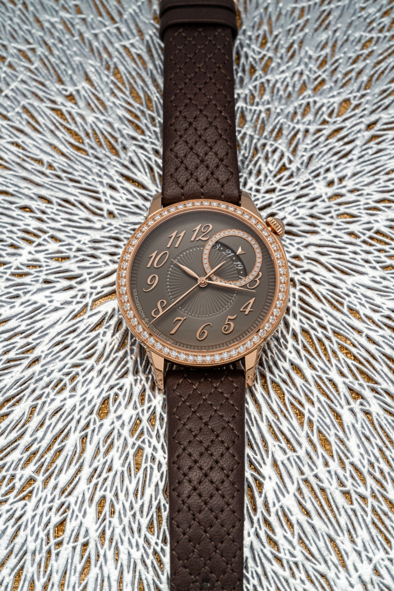 江诗丹顿&Eacute;g&eacute;rie self-winding，除了月相款，&Eacute;g&eacute;rie系列也有功能较基本但比月相款更实用的日期款式，直径上细2mm。 设计上，日期窗口刻意配合表盘中央圆环设计成弧形，并且也如月相款式放在2点位，令整个系列有统一的造型外，也能更凸显表冠放在2点位的独特设计。 随表附有三条表带。 $248,000