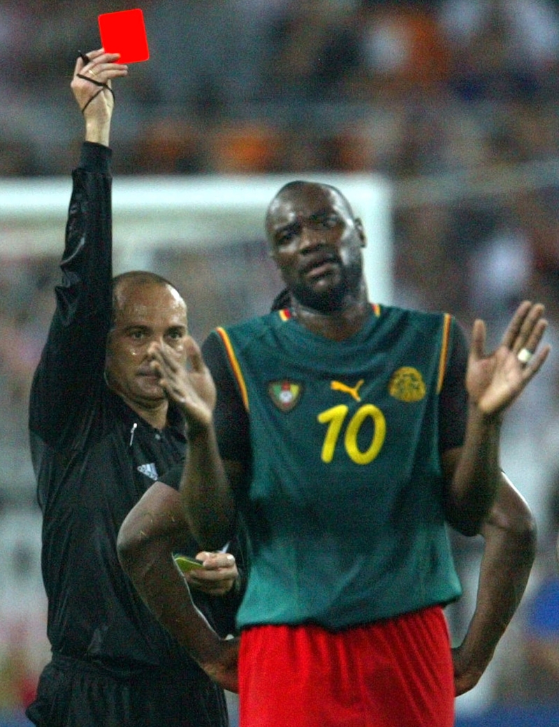 ○二年世界盃分組賽，德國贈喀麥隆兩蛋，該仗一共出示十六黃兩紅，並列世盃史上第二多。Reuters