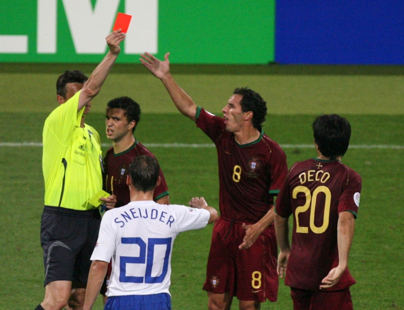 史上最多牌的世界盃賽事是○六年十六強葡萄牙贏荷蘭1:0，當時球證出示了十六黃兩紅。Reuters