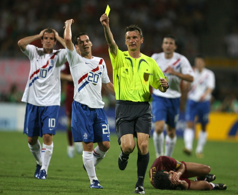 史上最多牌的世界盃賽事是○六年十六強葡萄牙贏荷蘭1:0，當時球證出示了十六黃兩紅。Reuters