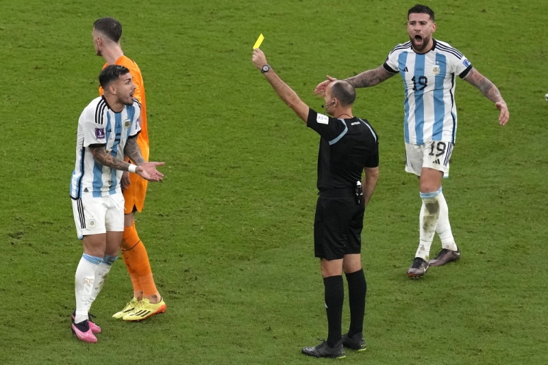 西班牙球證洛賀斯今仗派出十七張黃牌和一張紅牌，並列世盃史上第二多。AP