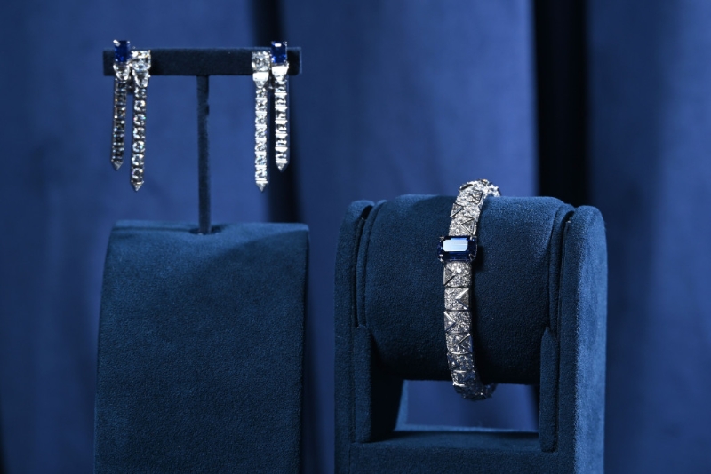 左/Liberty白金钻石耳环/$1，480，000，镶嵌两颗皇家蓝色蓝宝石。 右/Liberty白金手针/$2，170，000，镶嵌单颗6.11卡皇家蓝色蓝宝石，钻石共重12.88卡。