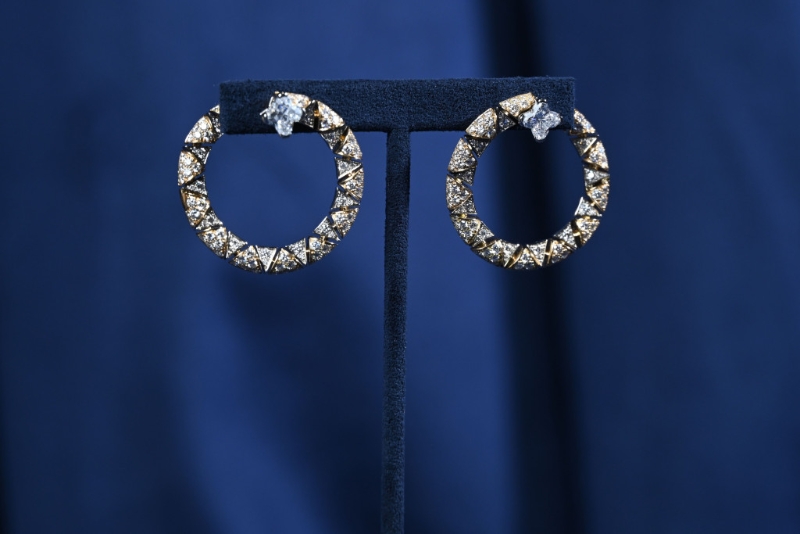 Destiny铂金及黄金耳环/$905，000，镶嵌两颗Louis Vuitton Flower Cut钻石。