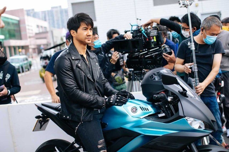 他原来铁骑手，在《十月初五的月光》中饰演角色金胜，是一名镣骑高手。