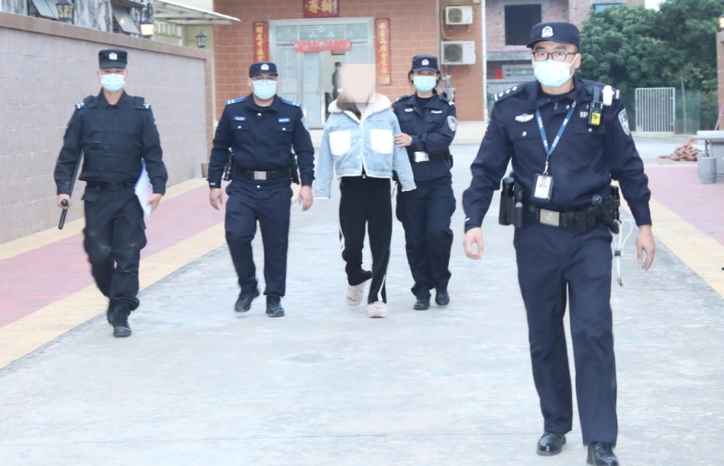 行动中共拘捕65名嫌疑人。