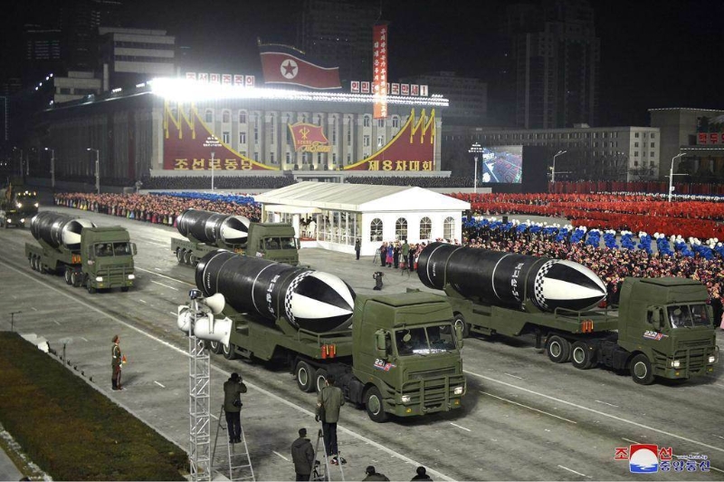 行星實驗室（Planet Labs）近日在北韓上空捕捉到數以千計的士兵列隊，推測軍方正籌備三年來第五次大規模閱兵；圖為北韓2021年1月在金日成廣場舉行閱兵儀式。（資料照／美聯社）