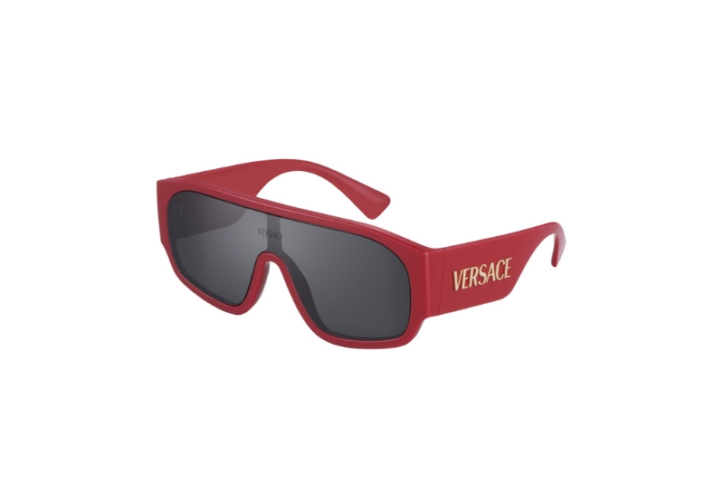 Versace紅色粗框配金色品牌字樣太陽眼鏡。