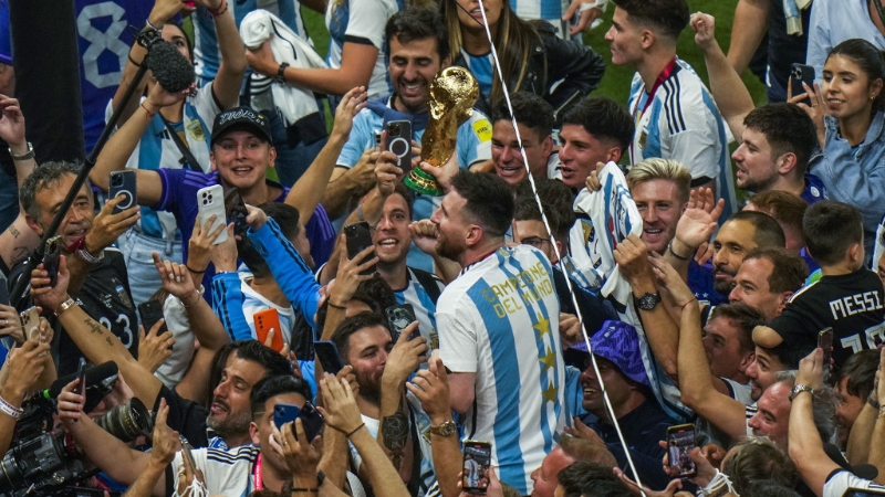 美斯穿了一件印有三颗星的阿根廷球衣。 REUTERS