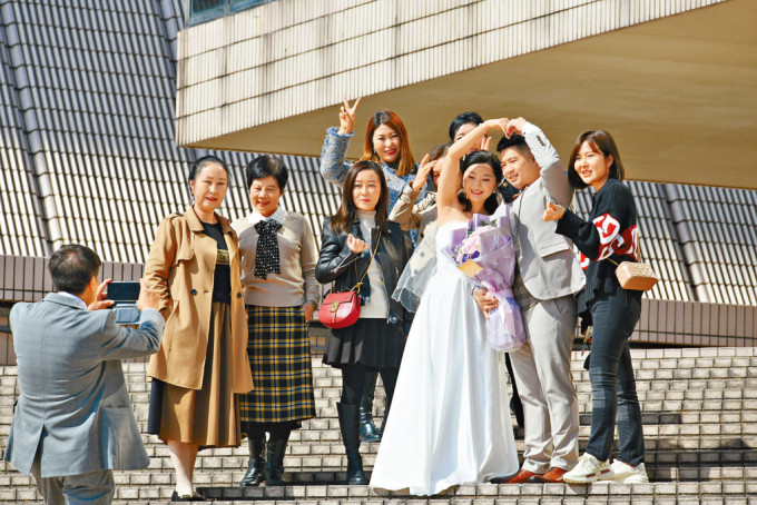 婚宴及其他宴会场合，明日起取消人数上限。