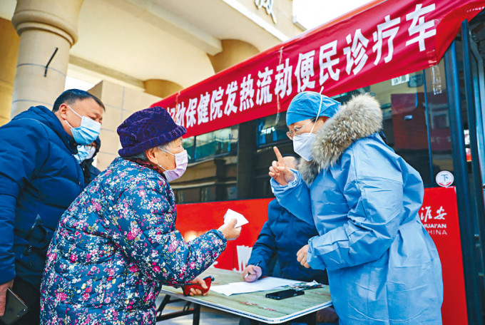 疫情升温，江苏淮安出动流动医疗车，为居民提供诊疗服务。
