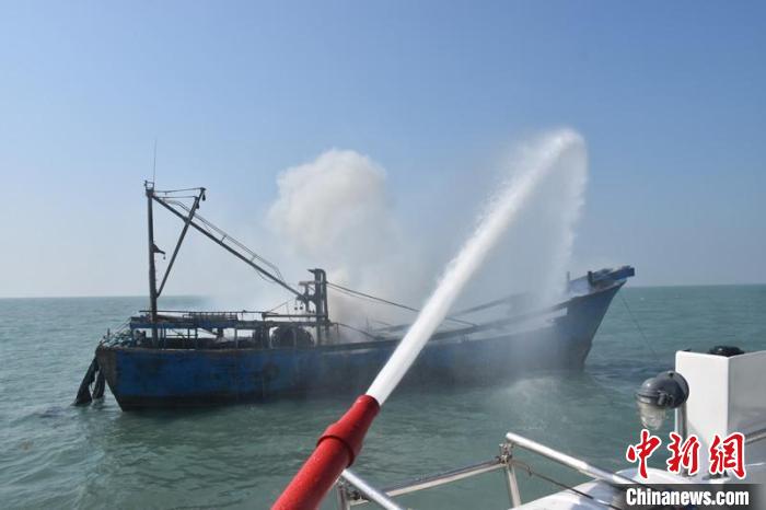 图为广西海警用高压水炮灭火。　广西海警局供图