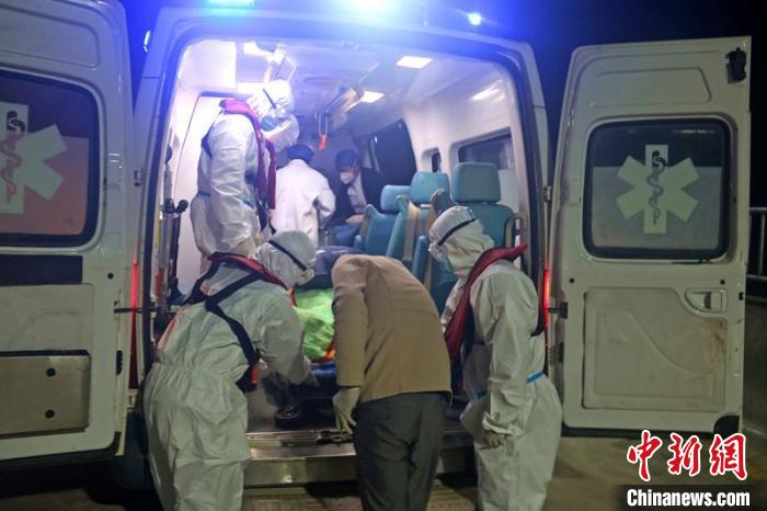 图为伤员被送医救治。　广西海警局供图