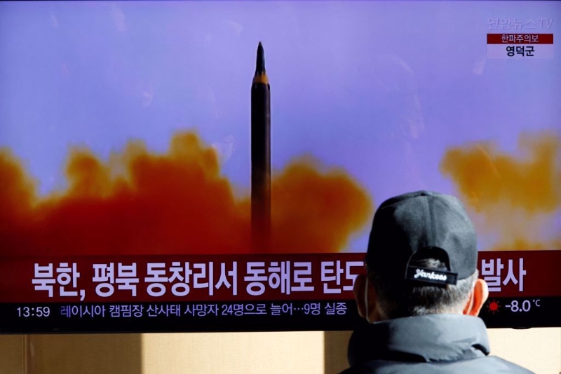 北韓凌晨再度試射飛彈。圖為北韓12月18日從境內西岸附近朝東方總計試射兩枚彈道飛彈。（資料照/ 路透社）