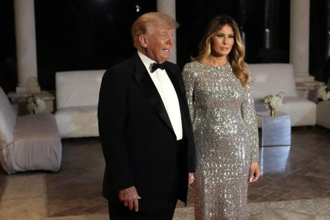 特朗普夫婦在海湖莊園辦跨年派對。 美聯社