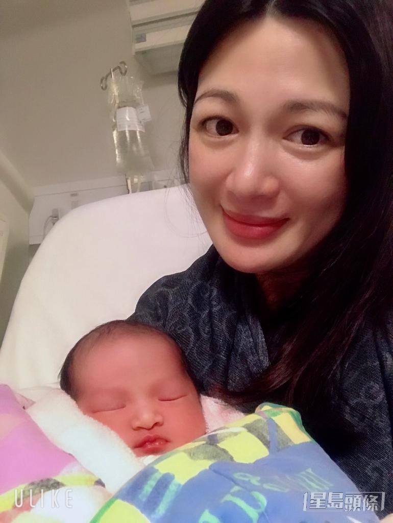 2019年7月11日，陈少霞顺利诞下重6.2磅的千金李书雅（Esther）。