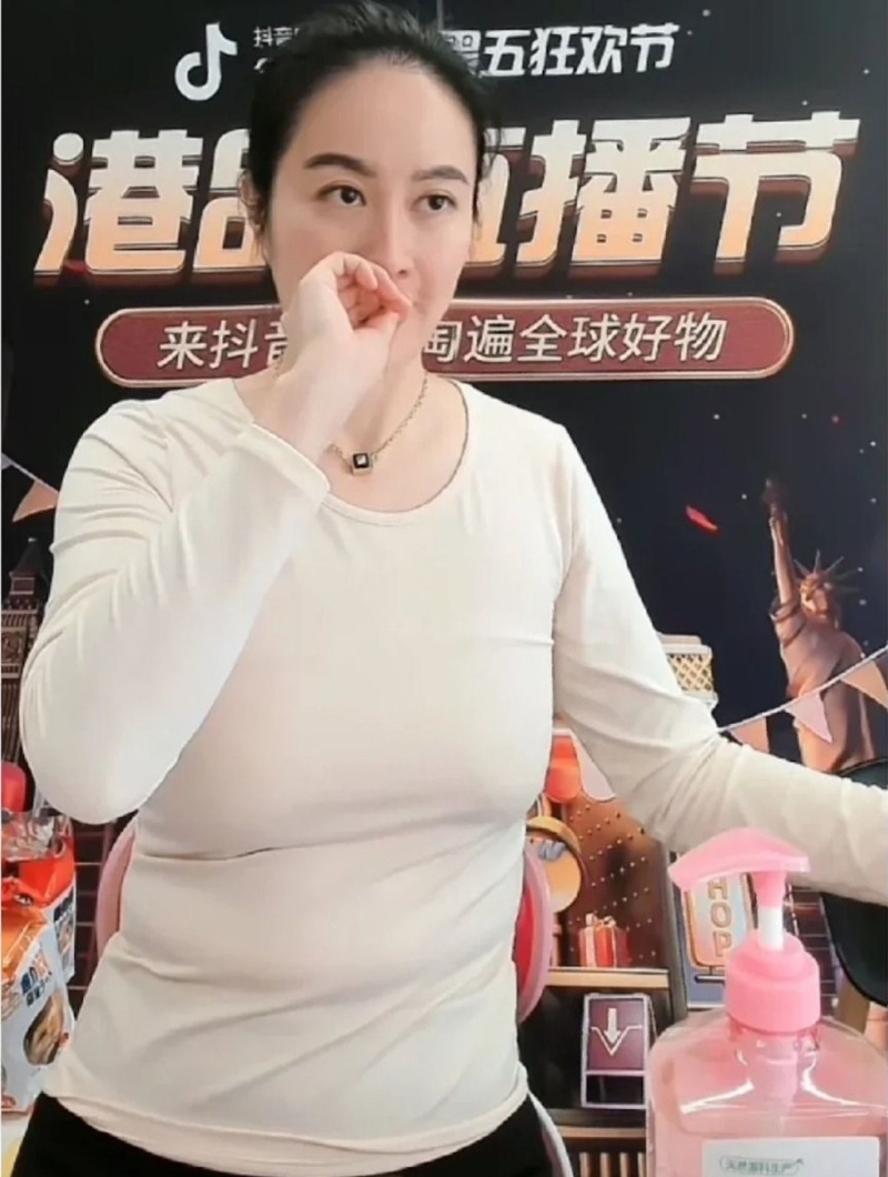 葉璇不顧形象，對住鏡頭撩牙。