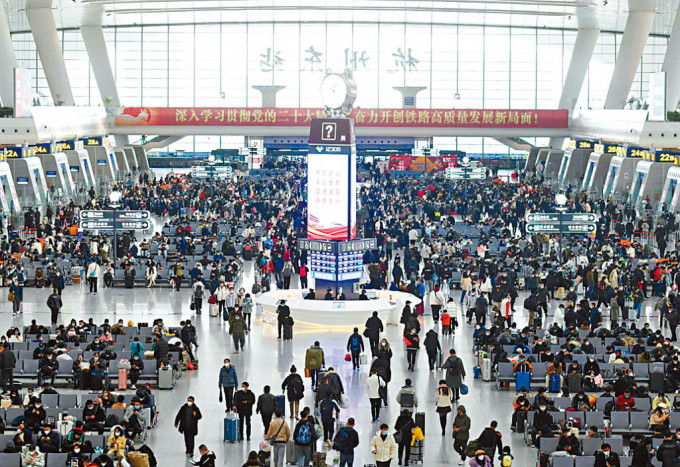 春運啟動首日，杭州東站候車廳擠滿旅客。