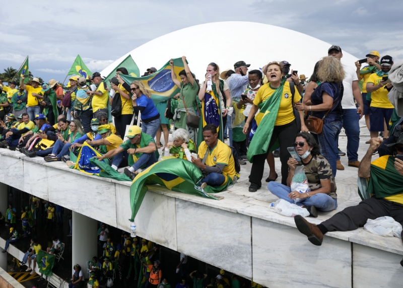 大批巴西前總統博索納羅的支持者闖入巴西國會大樓、最高法院大樓及總統府並大肆破壞。AP