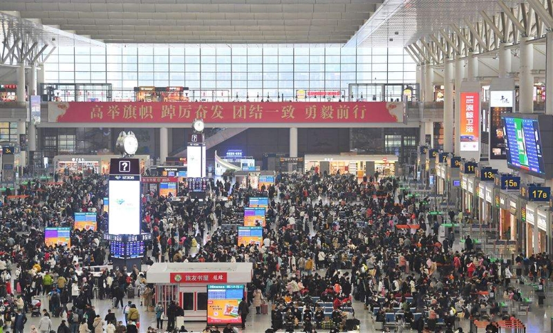 铁路上海站春运首日23万人踏上回乡之路。