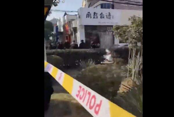 網上圖片顯示，案發現場外拉起了警戒線。