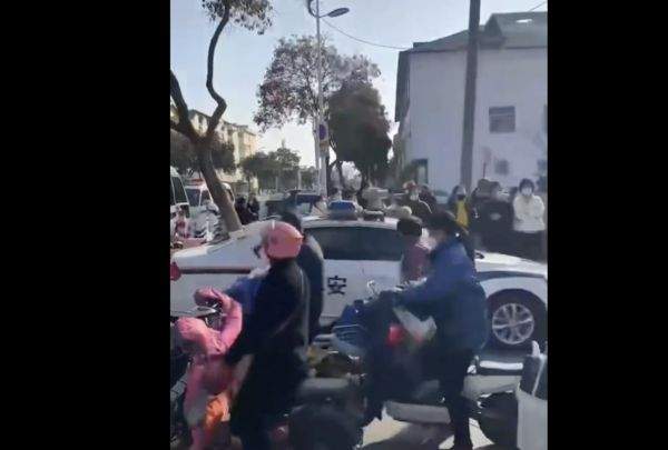 案發現場為一幢二層獨立洋房，門窗均完好，民警進入後發現屋內一樓地上躺著4人。