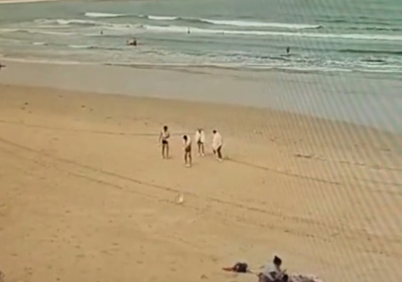 网传影片，当时4人在海湾玩。 网片截图
