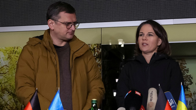 在乌克兰哈尔科夫，德国外交部长贝尔伯克和乌克兰外交部长库列巴出席新闻发布会。 reuters