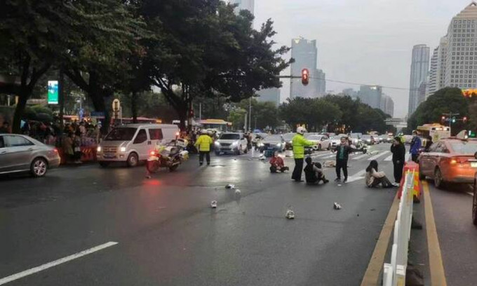 广州男开宝马撞行人后撒钱，致5死13伤