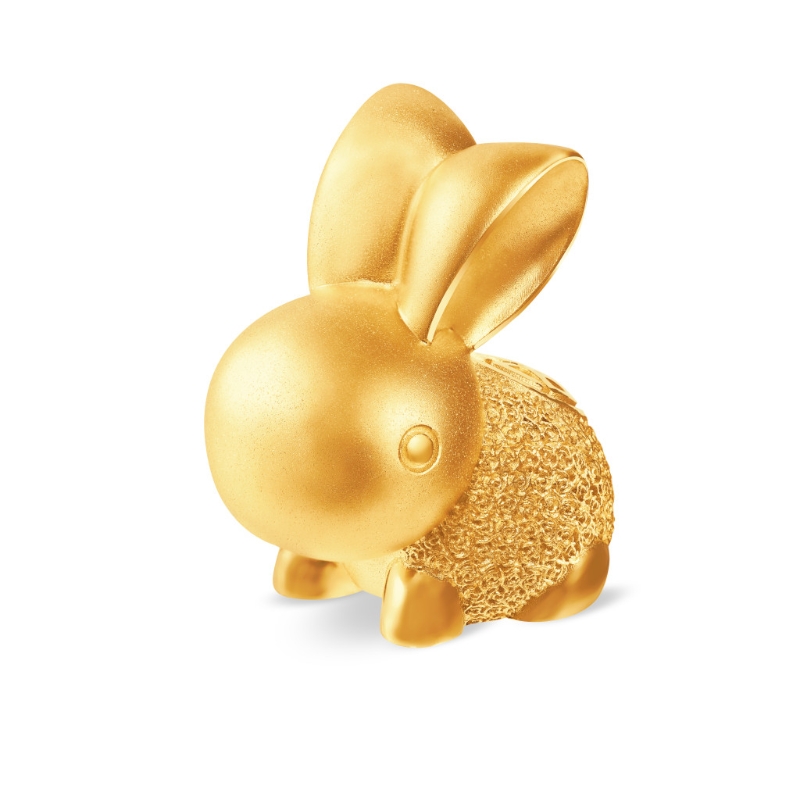 朝气勃勃足金金兔摆件，全以999.9足金铸造，备有三种不同重量以供选择，分别约5钱、1両及2両重。