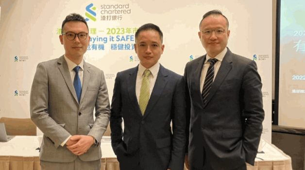 從左往右： 渣打香港財富管理投資策略主管梁振輝 渣打北亞區投資總監鄭子豐 渣打香港財富管理高級投資策略師林嘉文