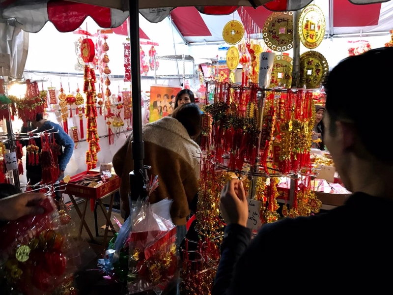 加州政府從2023年起將農曆春節的大年初一列為法定假日。圖為洛杉磯的越南裔市集販售春節裝飾。（圖／中央社）