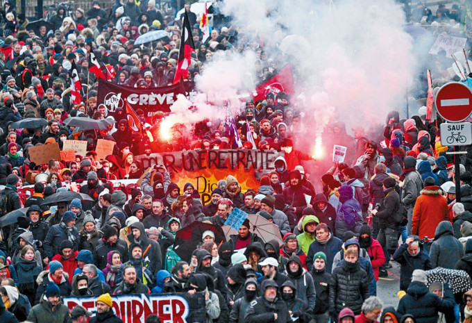 法國西部南特市昨日有大批民眾響應工會號召參與遊行。