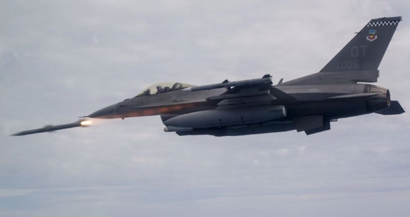 美國空軍F-16戰機發射AIM-120空對空飛彈的資料照。（五角大廈國防視覺資訊發布服務單位/DVIDS）
