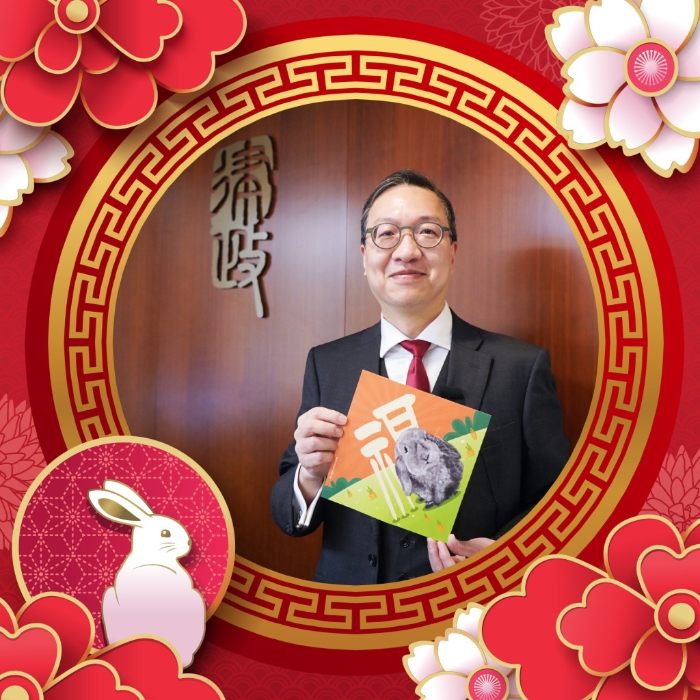 律政司司長林定國：踏入癸卯年，我先恭祝大家兔年身體健康、如意吉祥！在中央支持和各界的努力下，香港已有序恢復與內地及其他地方的往來。律政司在新一年將繼續致力促進香港在「一國兩制」下的獨特優勢，更積極融入國家發展大局，以二十大報告提及的「守正創新」精神迎接各種挑戰。律政司正密鑼緊鼓籌辦法治教育督導委員會，落實法治教育領袖培訓計劃，向大眾推廣法治理念和信息。今年初並會恢復外訪活動，主動向國際社會說好香港法治及法制的真實好故事。預計在年初開始實際運作的國際調解院籌備辦公室，將進一步鞏固香港在「十四五」規劃和《粵港澳大灣區發展規劃綱要》中作為亞太區國際法律和爭議解決服務中心的地位。我期盼社會各界與我們攜手，在新一年全力推動香港走向由治及興新階段，再創高峰！（林定國fb圖片）