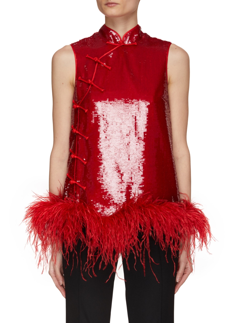 Huishan Zhang這件單品採用在寓意吉祥的鮮紅色設計，全身覆蓋反光亮片，並飾有羽毛下擺，貴氣與魅力逼人而來。（Lane Crawford）