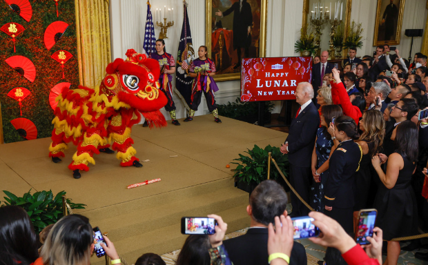 請來了中國醒獅表演。