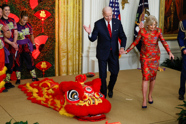 拜登和夫人盛裝出席。