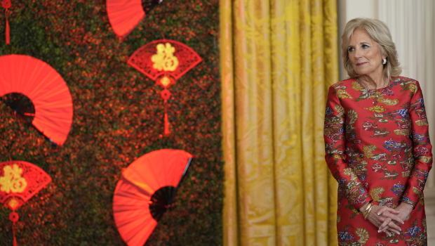 第一夫人的紅長裙非常「中國」。