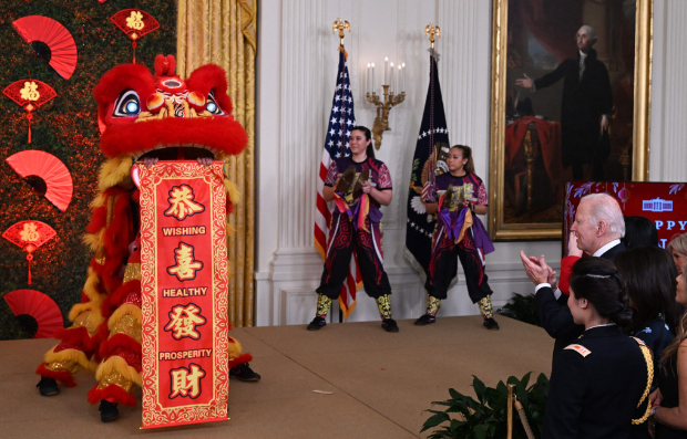 「恭喜發財」看得拜登很開心。