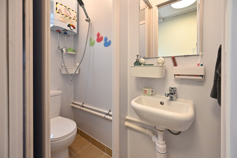  简约公屋单位有独立厕所，住户无须与邻居共享洗手间。 （政府新闻网）