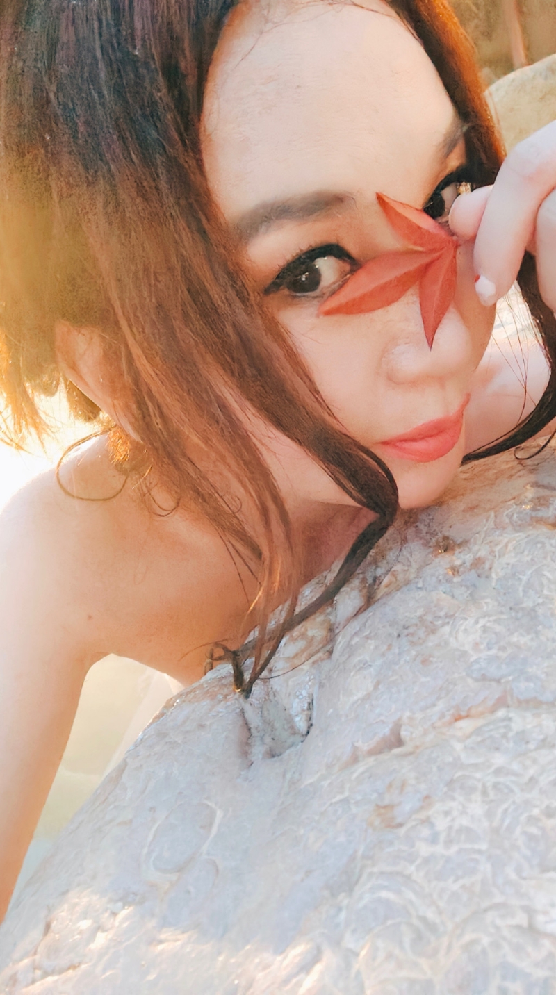 溫碧霞「跌膊」跌到日本露香肩浸溫泉。