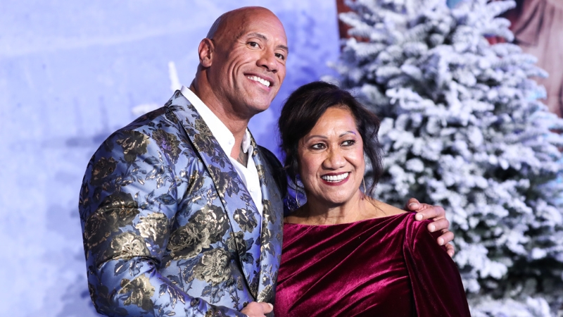 巨石强森曾带着母亲一同出席电影《野蛮游戏:全面晋级》的记者会。 (图/达志图像)