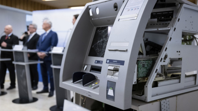  被捕疑犯相信属于一个有组织犯罪集团，涉及窃取约520万欧罗（4，424万港元）现钞。 AP