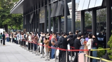 深圳恢复赴港旅游自助签，数百市民排长龙办证